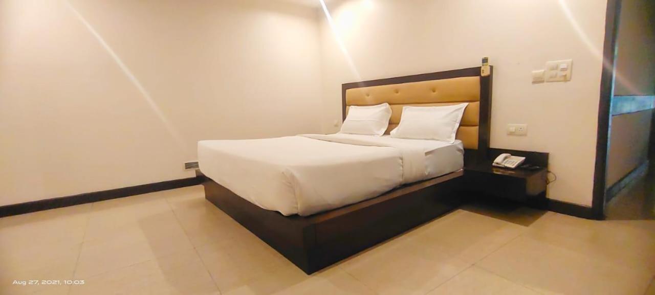 Zenith Hotel - Delhi Airport Нью-Дели Экстерьер фото
